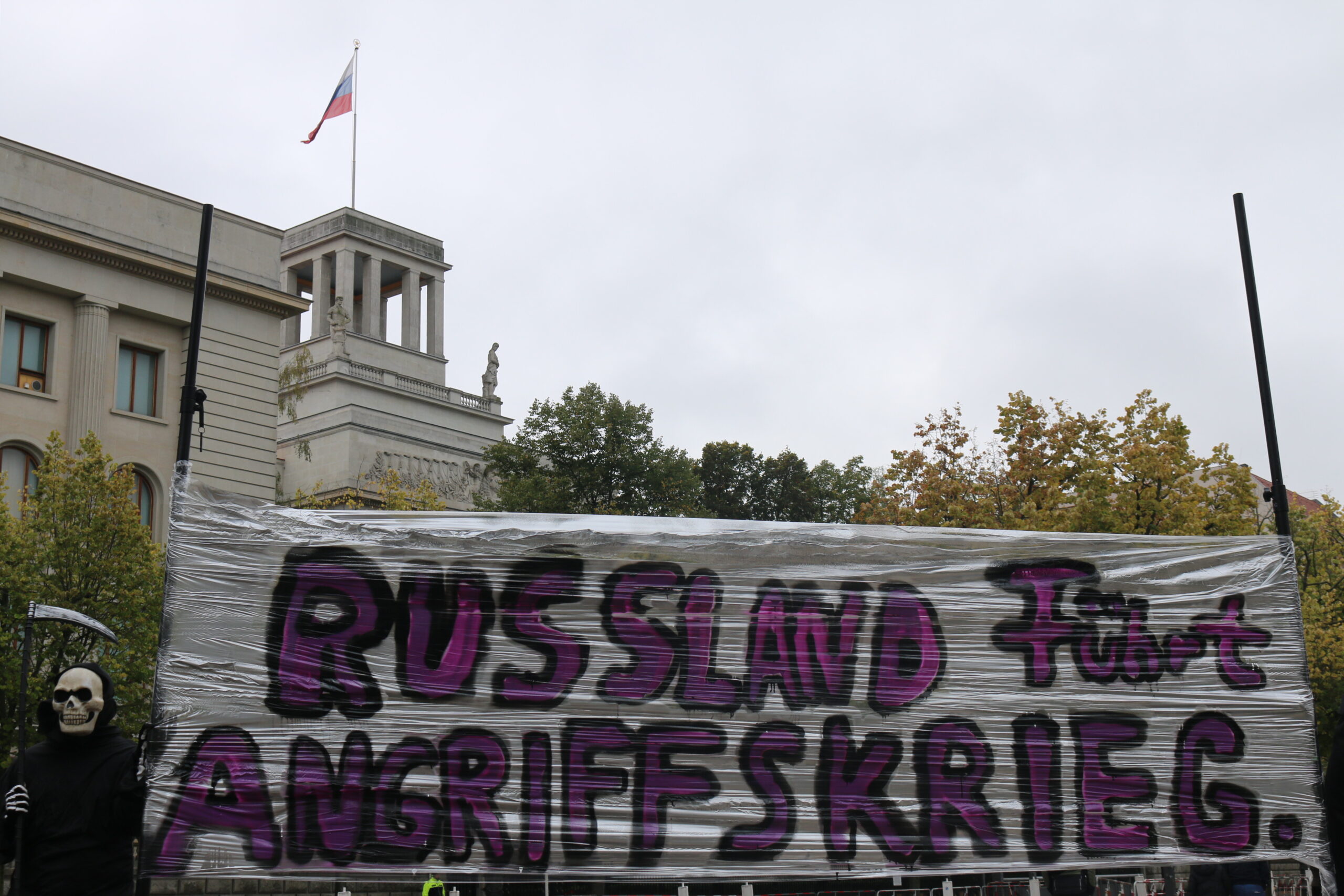 2024 Berlin: Mit Graffiti, Leichensäcken und Tod-Kostümen gegen den russischen Angriffskrieg
