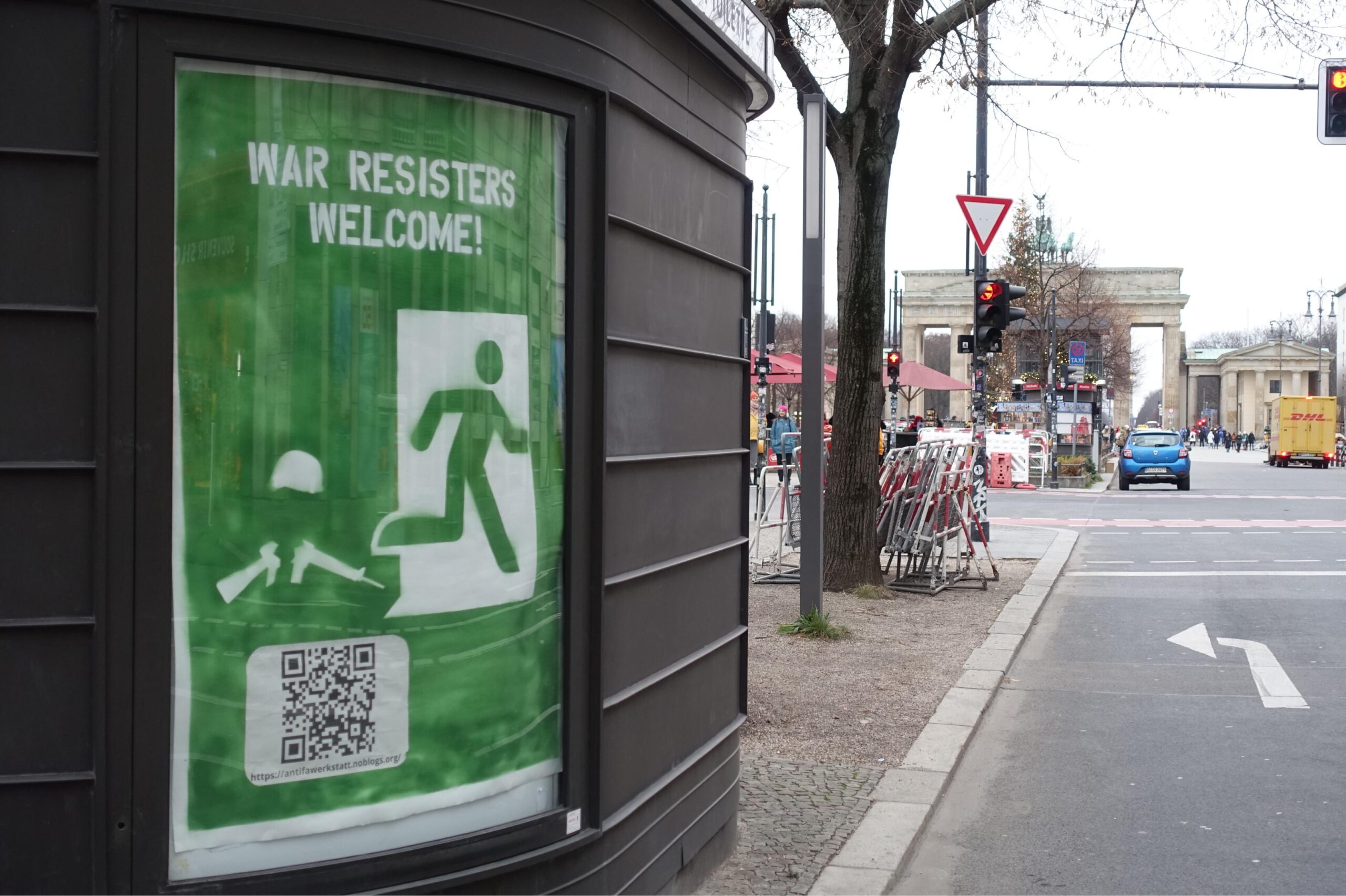 2024 Berlin: Notausgang-Plakate fordern Asyl für Kriegsdienstverweiger*innen