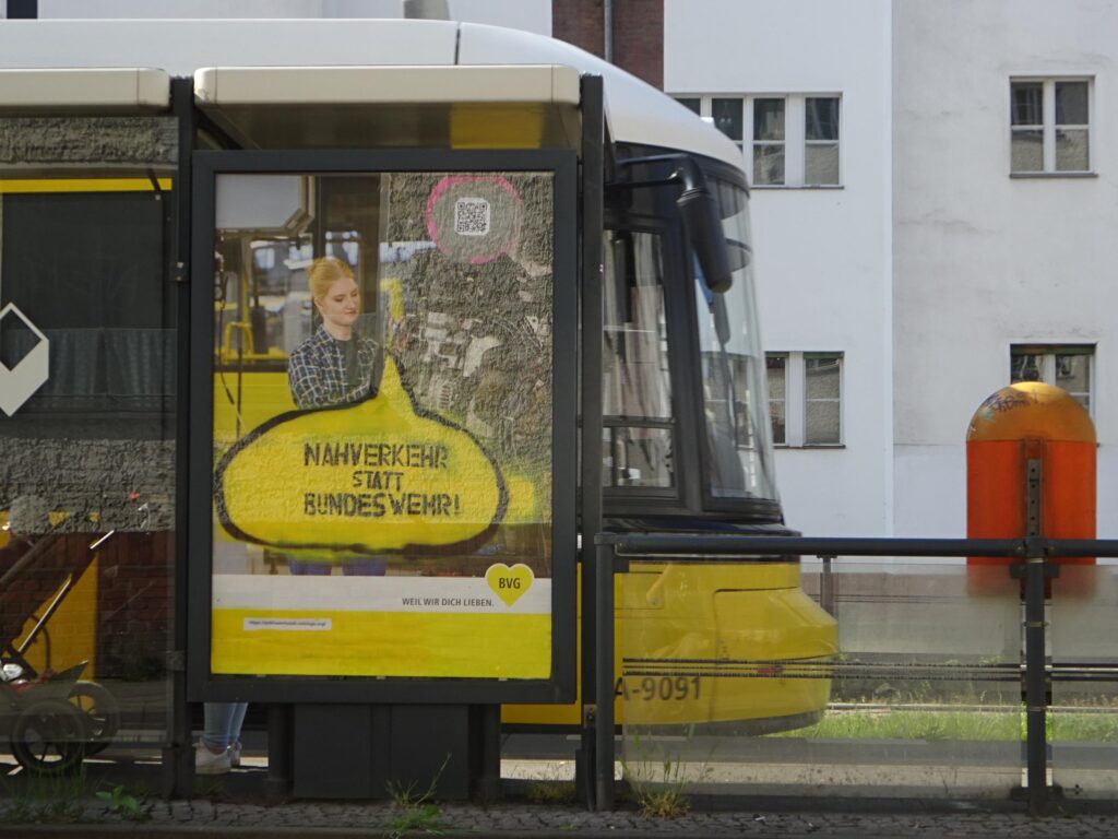 2025 BVG-Adbustings fordern „Nahverkehr statt Bundeswehr!“