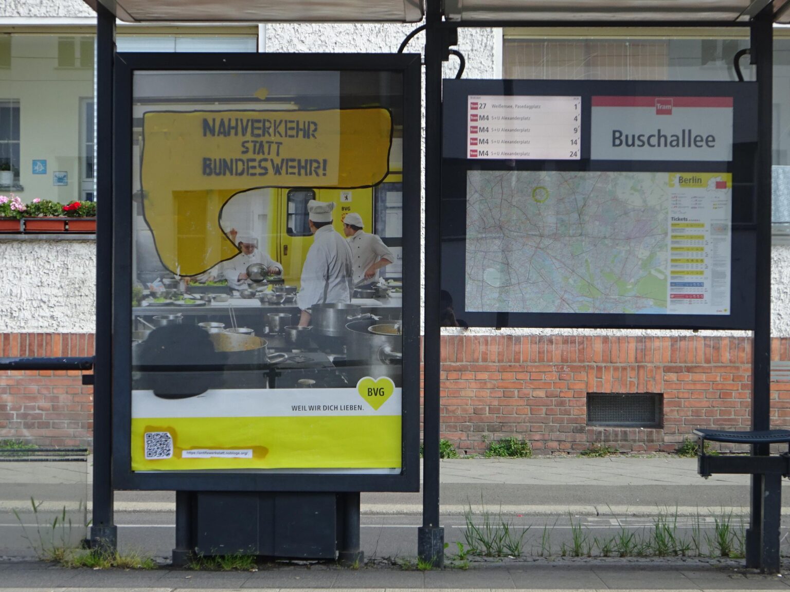 2025 Berlin: Antimilitarist*innen üben Adbusting gegen Veteranentag