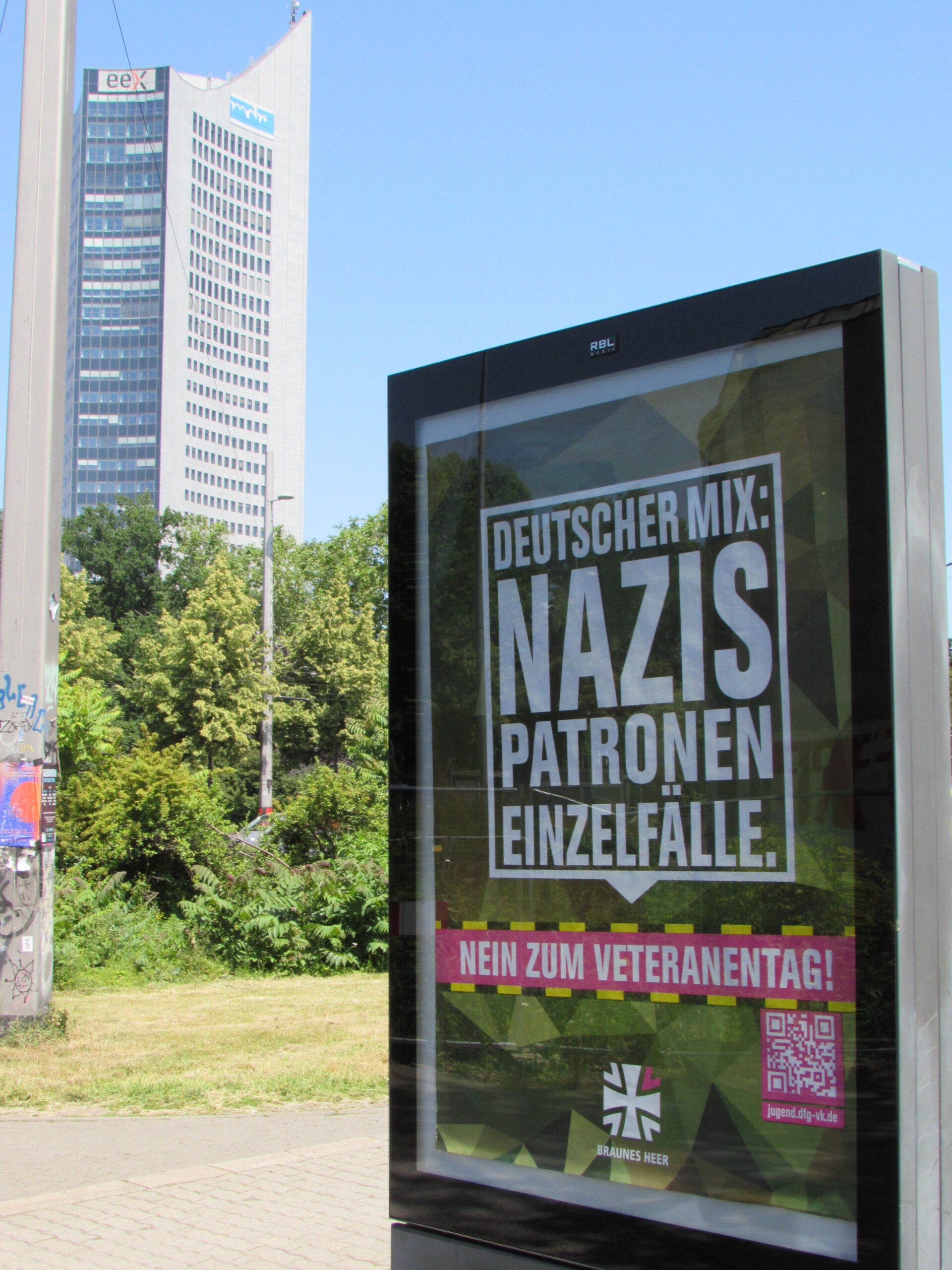 Adbustings gegen Veteranentag in Leipziger Innenstadt