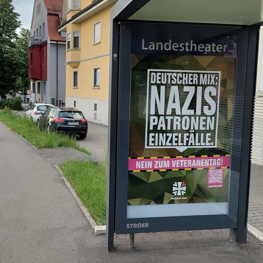 Veteranentag-Adbustings: Friedensgesellschaft soll Gehalt von Polizist:innen zahlen